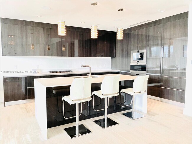 Foto del edificio - 3300 NE 188th St