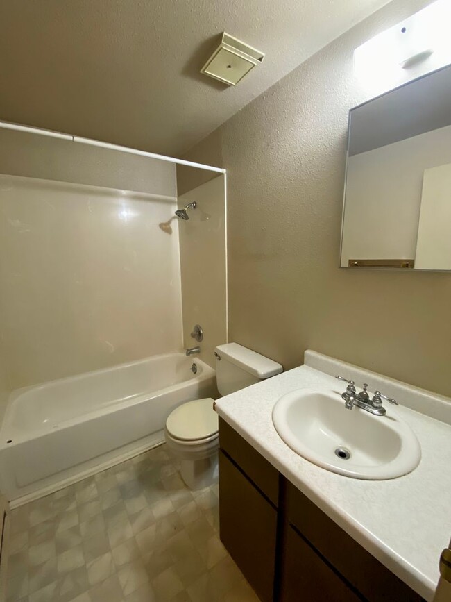 Building Photo - 1 bed 1 bath duplex with single car garage!