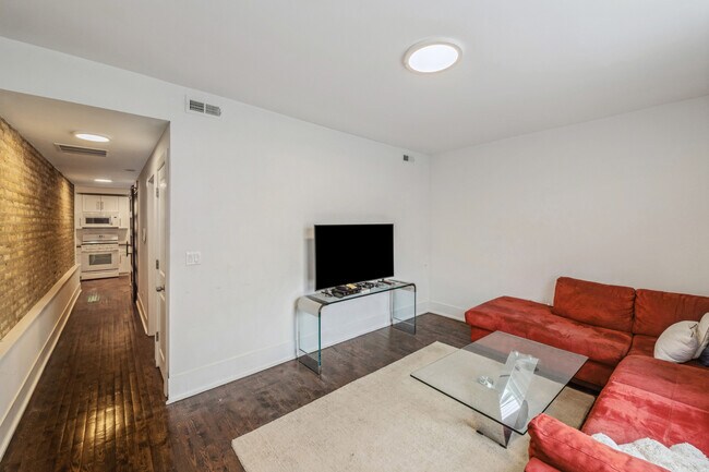 Foto del edificio - 3221 N California Ave