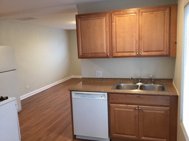 Kitchen - 1356 W Erie St