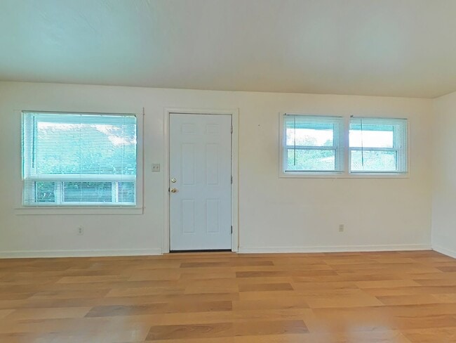 Building Photo - Apartment ~ Close to Campus ~ Cat Friendly