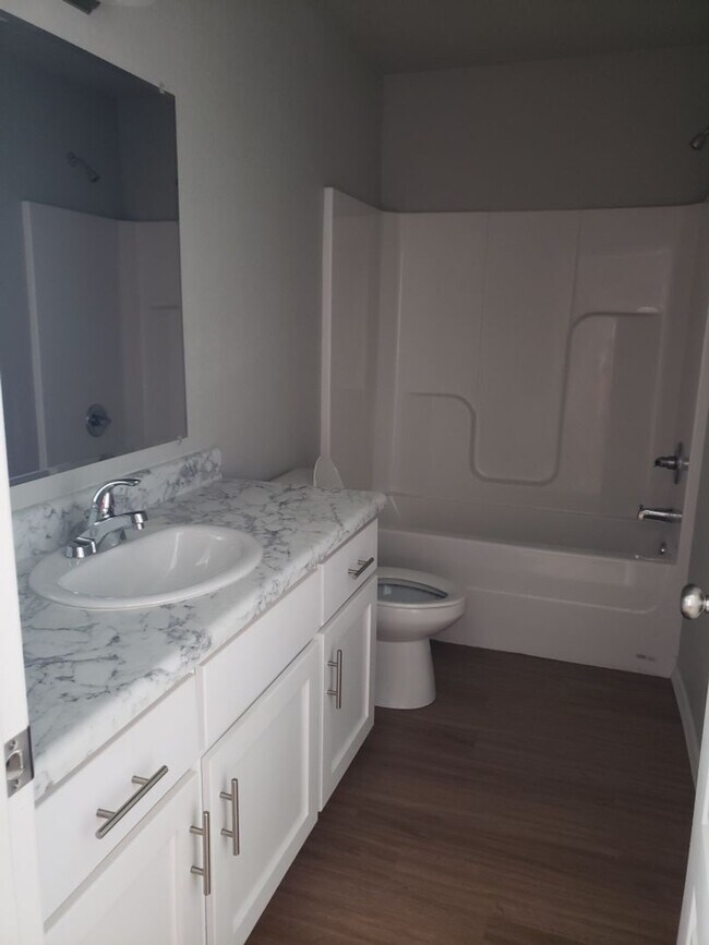 Foto del edificio - 2 Bed 2 Bath Duplex In Alma. Coming Mid May!!