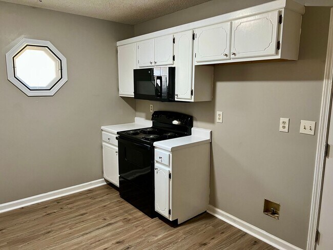 Foto del edificio - FOR RENT - 4 BR, 2 BA!