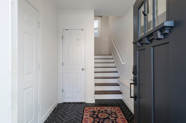 Building Photo - Beautifully Renovated 2/2.5 in VA Highland...