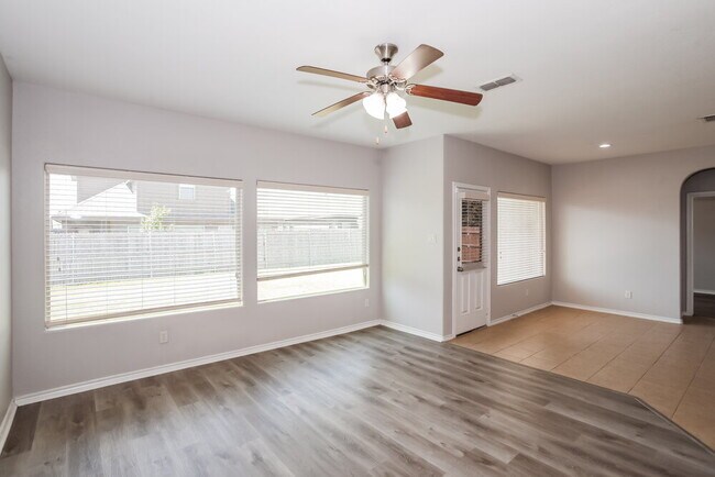 Foto del edificio - 5126 Meadow Ln