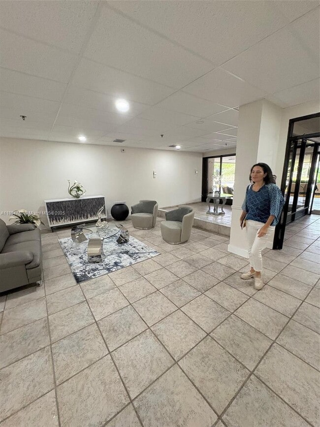 Building Photo - 900 NE 195th St