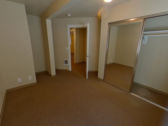 Foto del edificio - Large 5 Bedroom House in South Campus Area