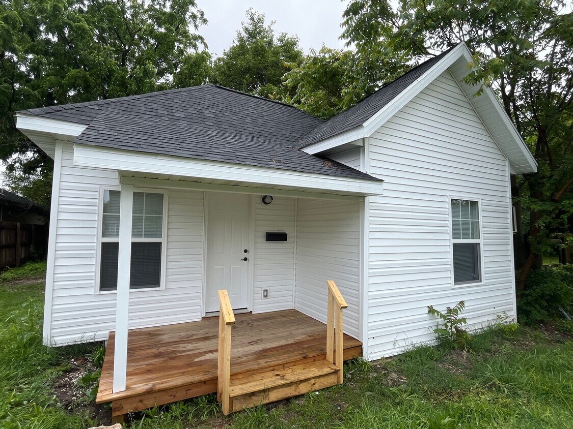 Primary Photo - 839 N Kansas Expy