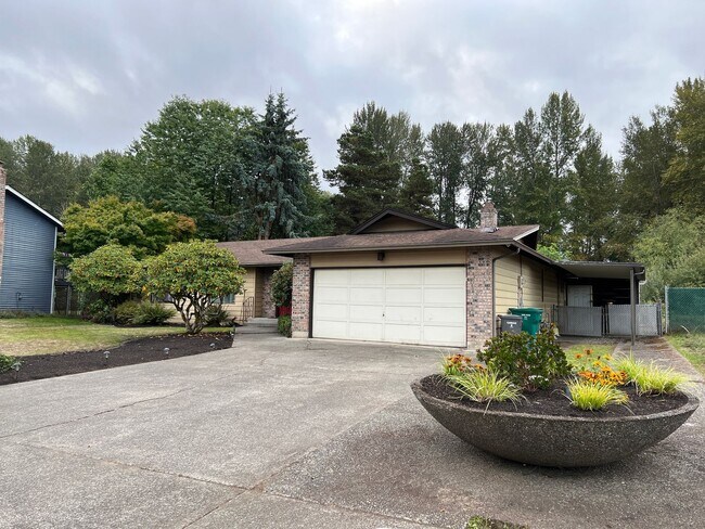 Building Photo - Lovely 3 Bedroom on the Green River