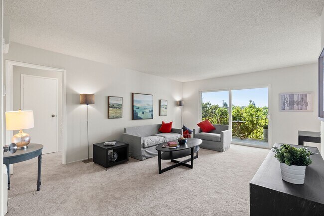 Building Photo - Top floor sunny woodlake two bedroom