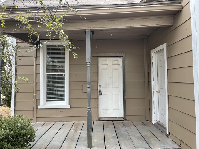 Entrance - 106 Monroe St