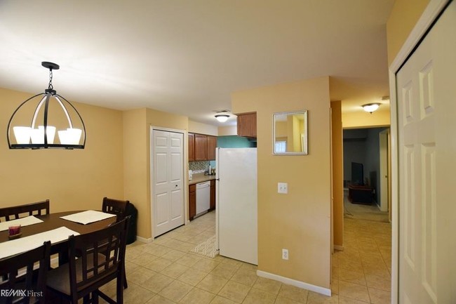 Foto del edificio - 41013 Rose Ln