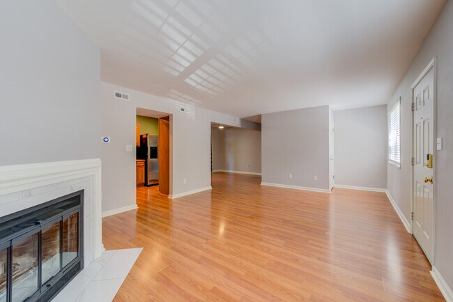 Building Photo - 1547 E Swan Cir