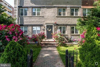Building Photo - 1424 L St SE