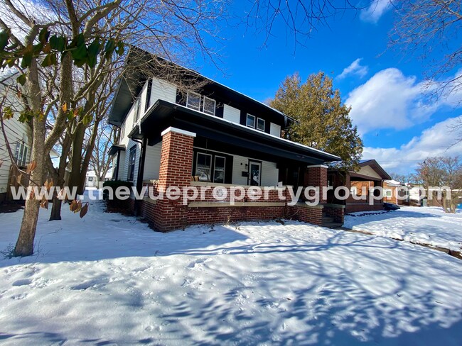 Foto del edificio - 3BR Beauty with Hardwood Floors + Remodeled Kitchen + Fenced Yard!