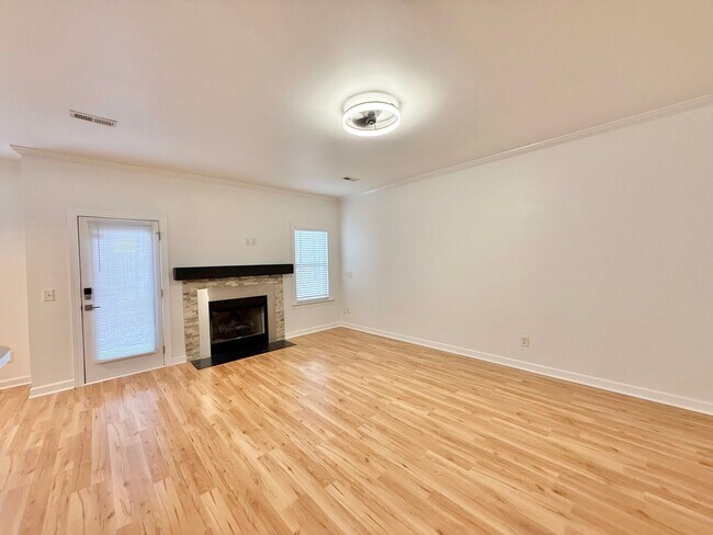 Foto del edificio - Modern 3BD, 2.5BA End Unit Raleigh Townhome with HOA Amenities Near I-540 & Triangle Town Center