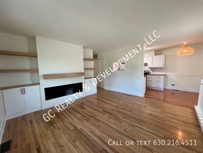 Building Photo - ***ELK GROVE VILLAGE / FULLY UPDATED / 3 B...