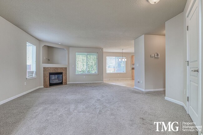 Foto del edificio - Spacious 4 bedroom, 2.5 bathroom, Two Stor...