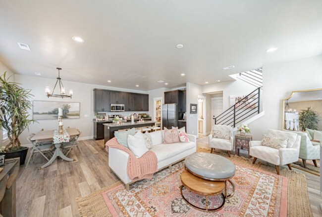 Foto del edificio - AWESOME END UNIT with attached 2 stall garage and additional personal parking spot on the exterior