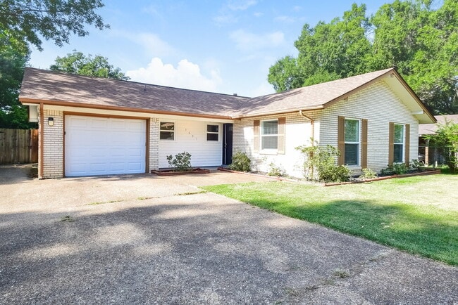 Building Photo - 5691 Briarwood Dr