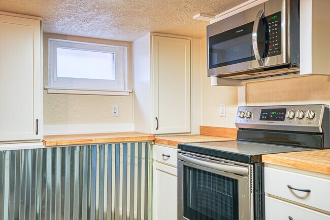Building Photo - 255 1st Ave En