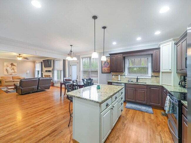 Kitchen - 6850 Neville Dr