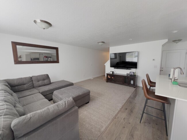 Building Photo - 14928 S Pele Ln