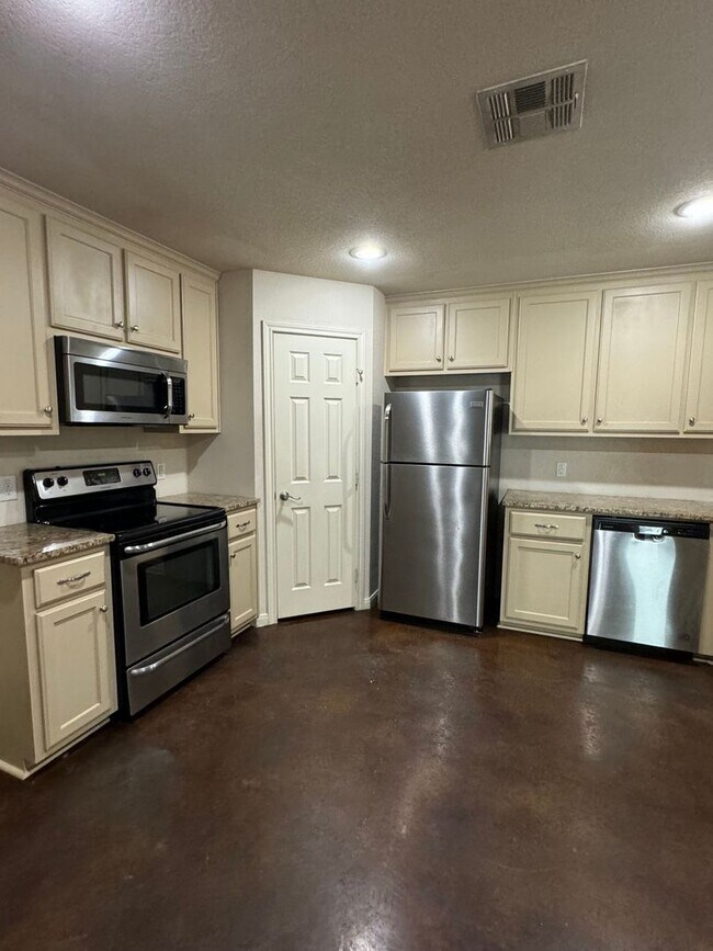 Building Photo - Taylors Crossing 2302