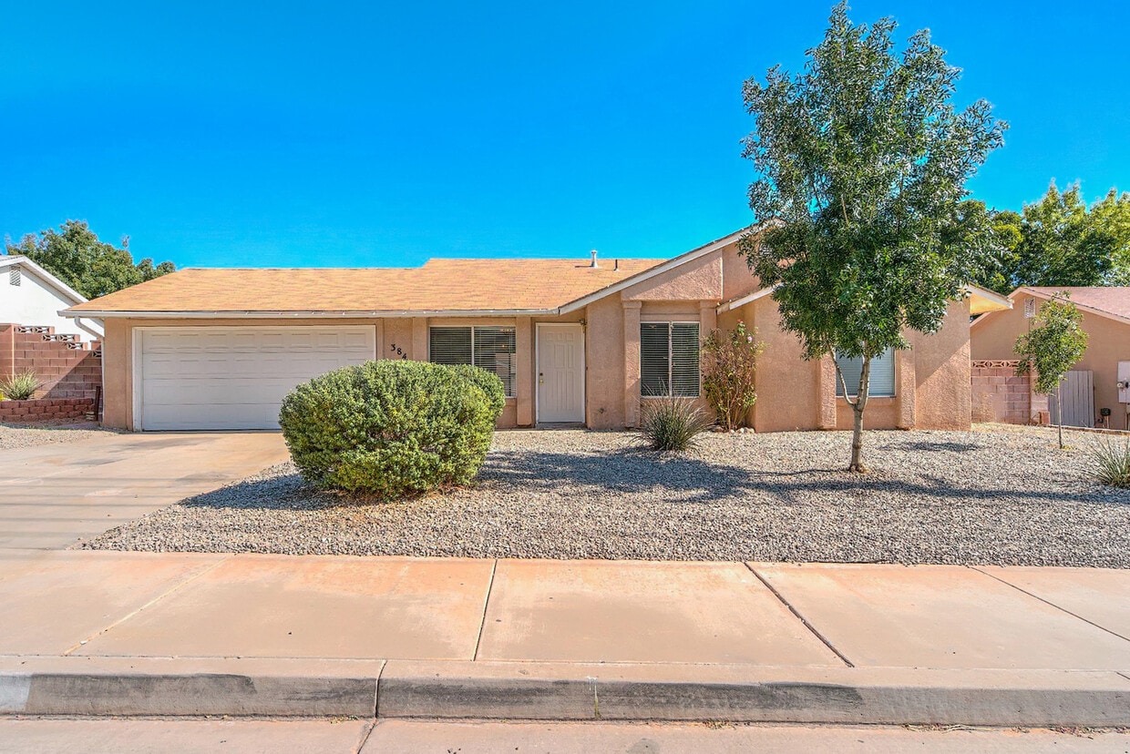 Primary Photo - 3 Bedroom 2 bathroom home located near the...