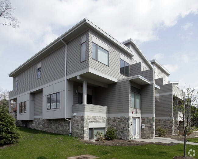 Foto del edificio - 310 Hammond Pond Pkwy