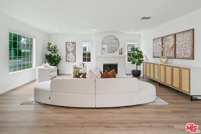 Foto del edificio - 5119 Enfield Ave