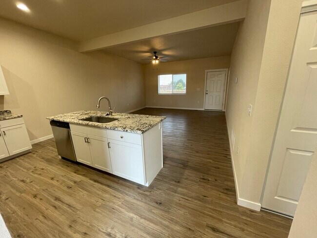 Building Photo - 755 E Springmont Dr