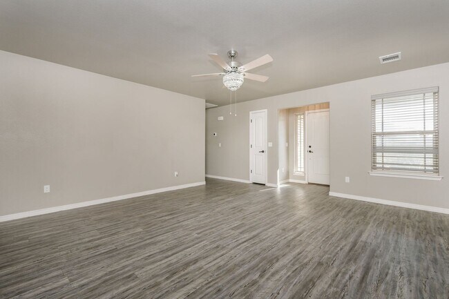 Building Photo - 4 BEDROOM!!! Located in River Road