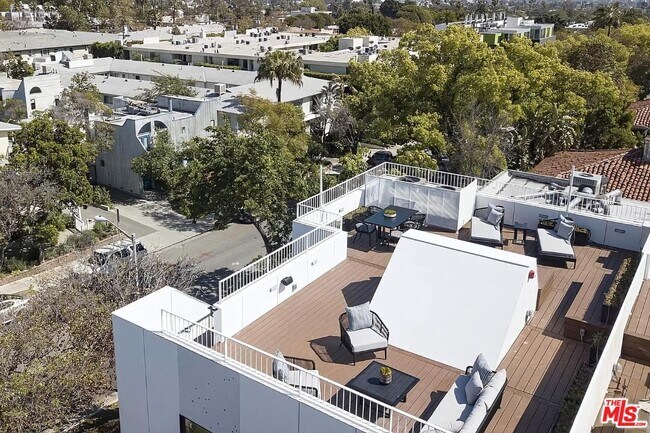 Foto del edificio - 1253 N Sweetzer Ave