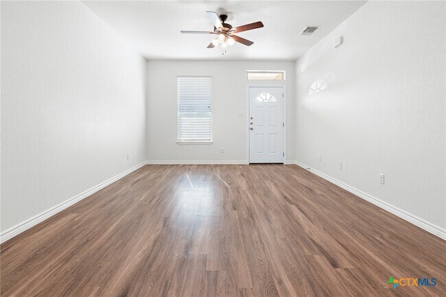 Foto del edificio - 4905 Rose Gdn Lp