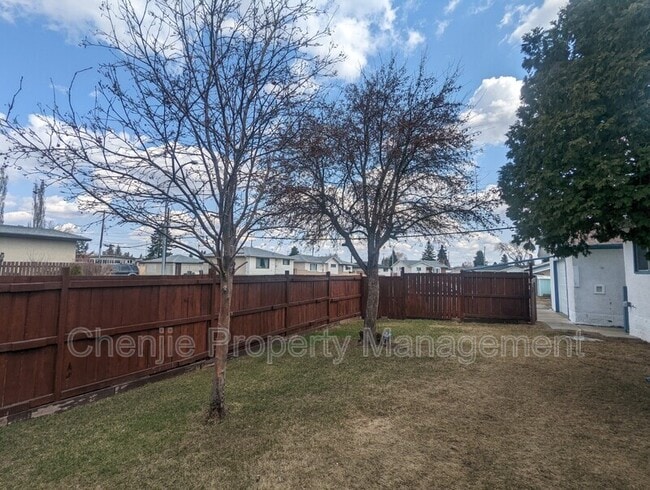 Photo du bâtiment - 6519-6136 136 Ave NW