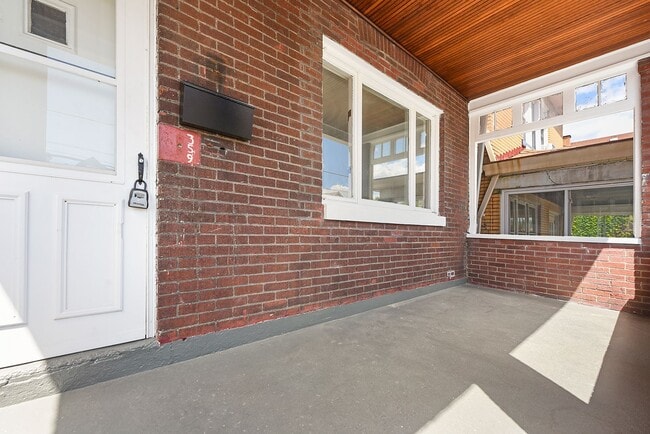 Building Photo - Remodeled 2 bedroom with backyard