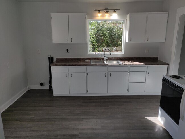 Building Photo - 914 Oak Ave