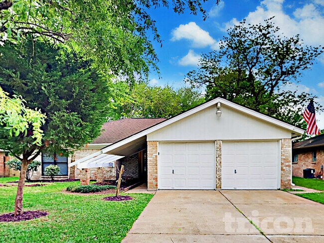 Foto del edificio - 16259 Hollow Wood Dr