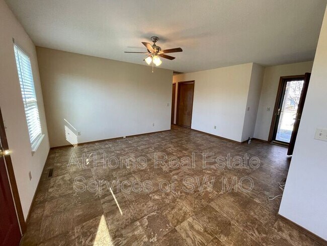 Building Photo - 706 E Scott Wayne Dr