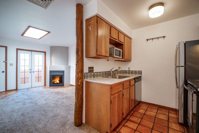 Building Photo - Sweet, Small Private Unit Available Now!