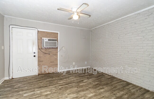 Foto del edificio - 1046 McArthur Rd