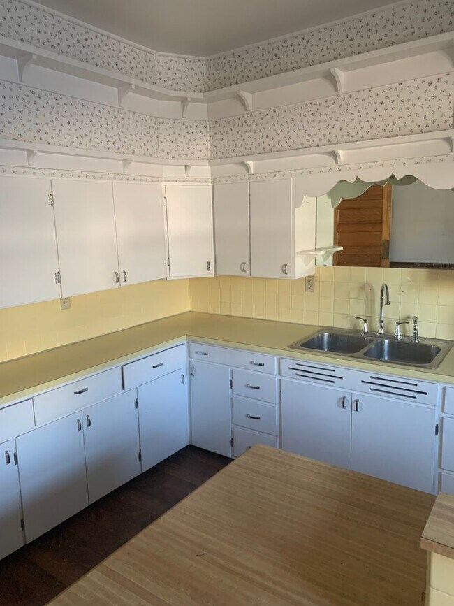 Foto del edificio - CEDAR FALLS 3BR house w garage, fenced yard, central air