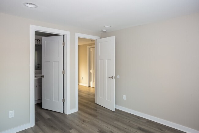 Building Photo - Adorable 3 Bedroom with Tons of Space!