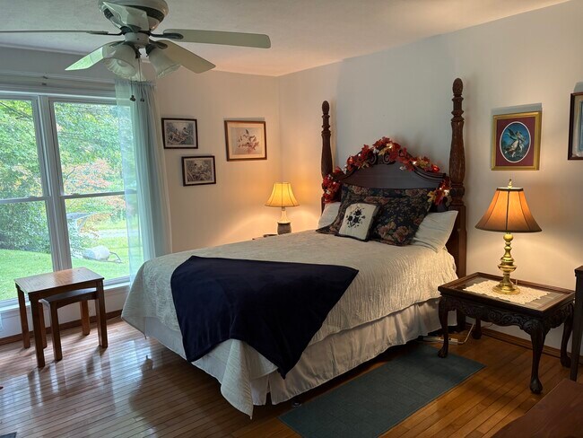 Dormitorio n.° 1. Casa TOTALMENTE amueblada: desde ropa de cama hasta cubiertos y televisores. - 1121 Linville Creek Rd