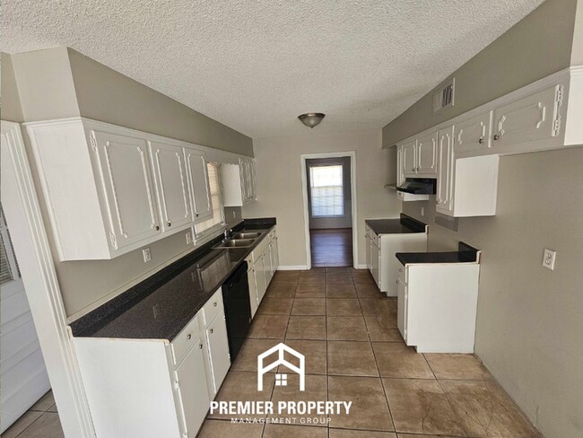 Foto del edificio - Classic 3BR/2BA Home in 38119 | Hardwood Floors, Fireplace & Formal Dining