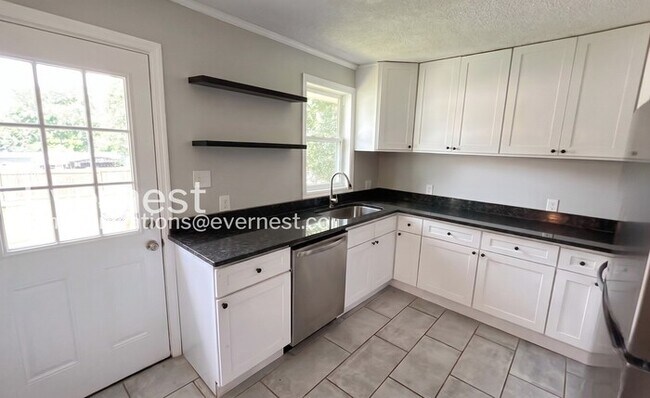 Foto del edificio - 3 Bed, 2 Bath Home with Modern Amenities / Pet-Friendly / Available Now!
