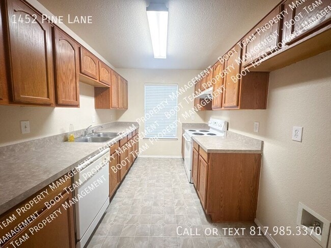 Building Photo - 1452 Pine Ln