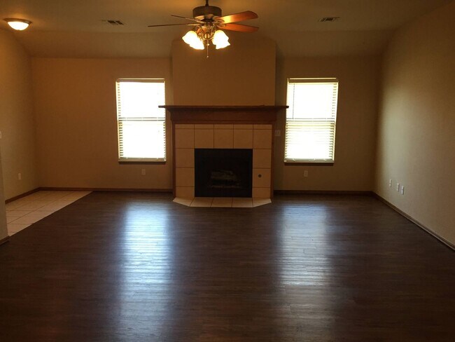 Foto del edificio - 2 Bed 2 Bath duplex in Moore!