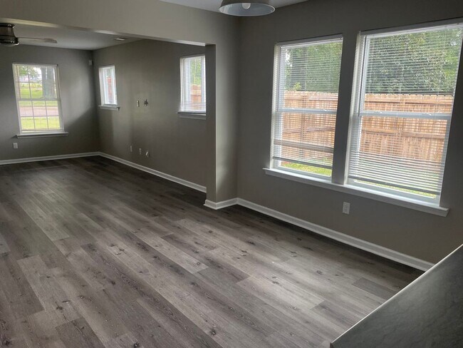 Foto del edificio - Adorable 4bed/2bath built in 2021